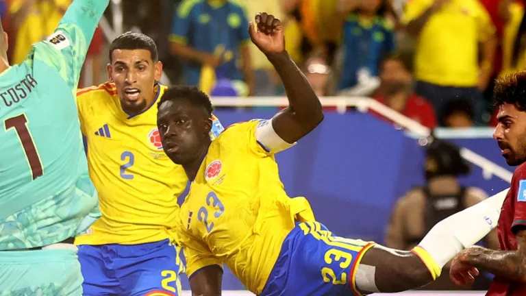 Dávinson Sánchez rematando de cabeza durante el partido Colombia contra Portugal